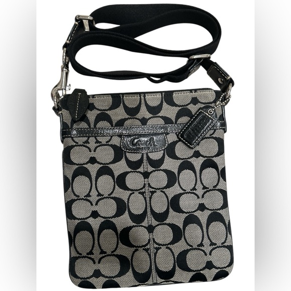 COACH classic crossbody swingpack with silver hardware - Picture 1 of 6